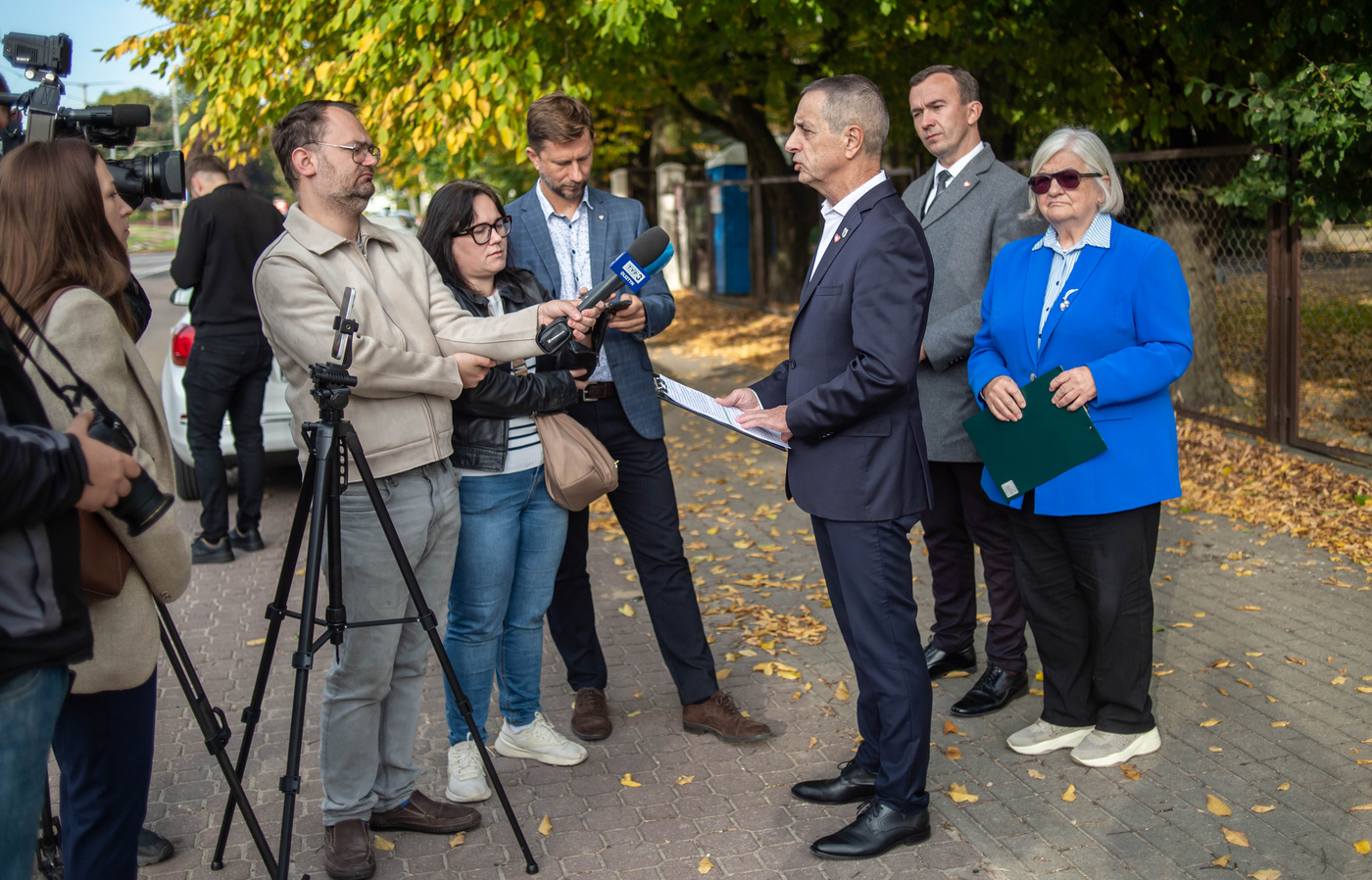 Elbląg, Politycy KO: Elżbieta Gelert, Jerzy Wcisła i Mateusz Szauer mówili podczas konferencji m.in. o bezpieczeństwie, finansowaniu żłobków i przedszkoli oraz cenach paliw
