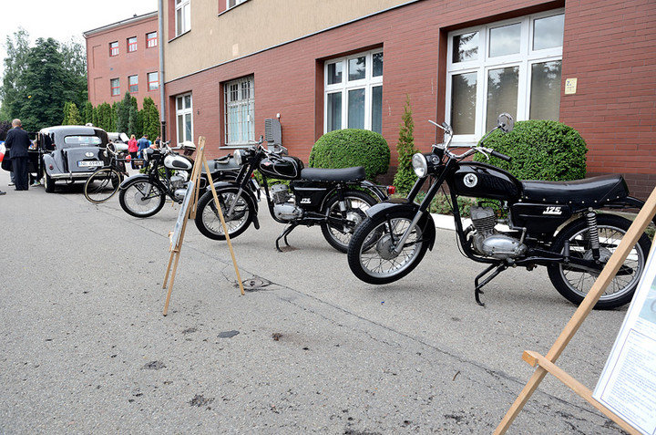 Elbląg, Na terenie spółki Alstom stanął dziś zabytkowy citroen oraz motocykle Elbląg, Na terenie spółki Alstom stanął dziś zabytkowy citroen oraz motocykle