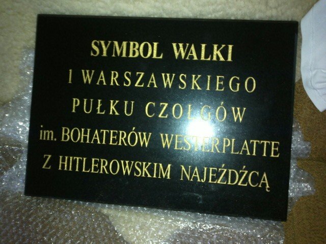 Elbląg, Granitowa tablica zostanie umieszczona przed czołgiem-pomnikiem