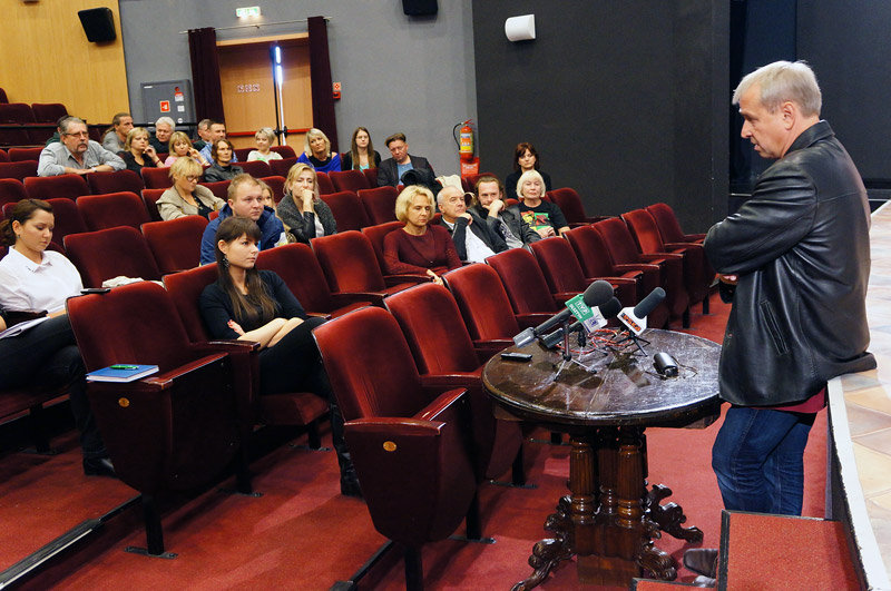 Elbląg, Na sali, oprócz dyrektora oraz rzecznika prasowego pojawiło się kilkunastu pracowników teatru