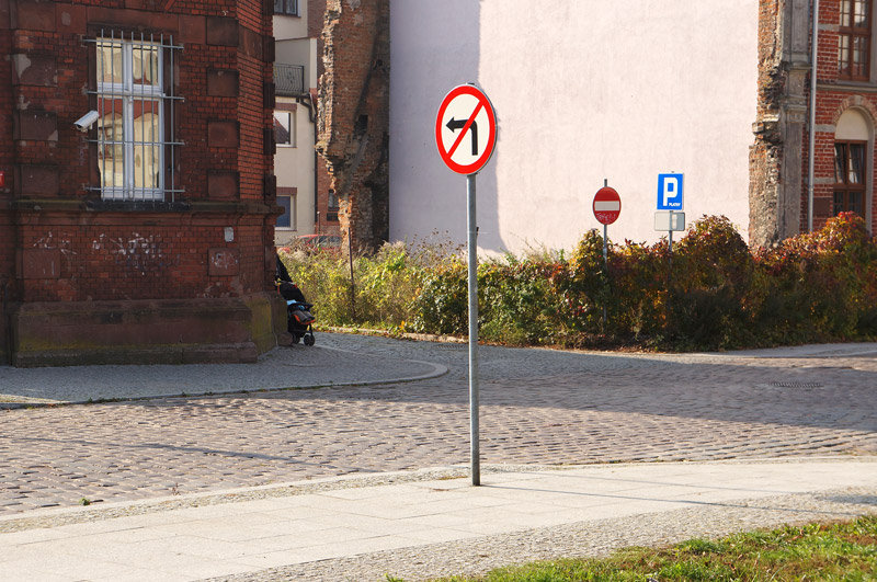 Elbląg, Znaki mówią jasno, jak jechać, czy raczej jak nie jechać Elbląg, Znaki mówią jasno, jak jechać, czy raczej jak nie jechać