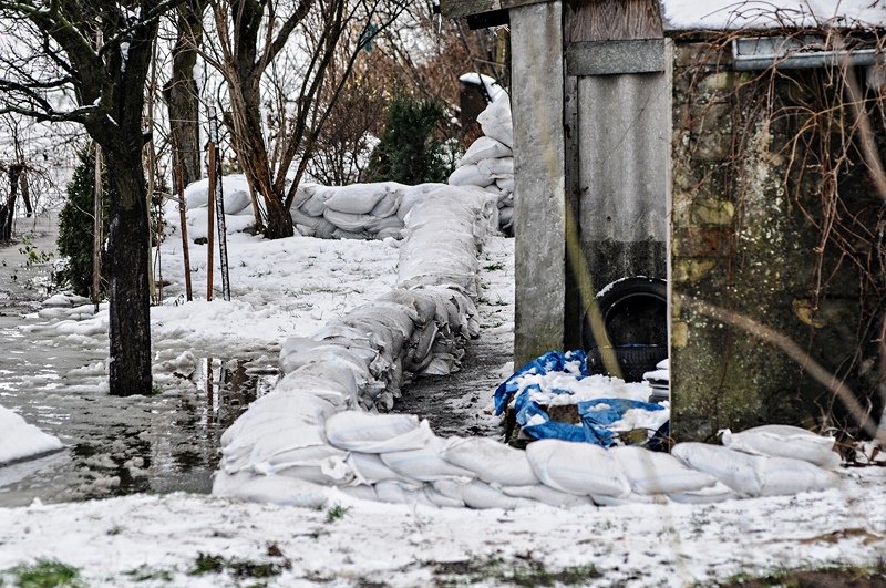 Elbląg, Tama z worków z piaskiem ma utrudnić wodzie dostęp do domu