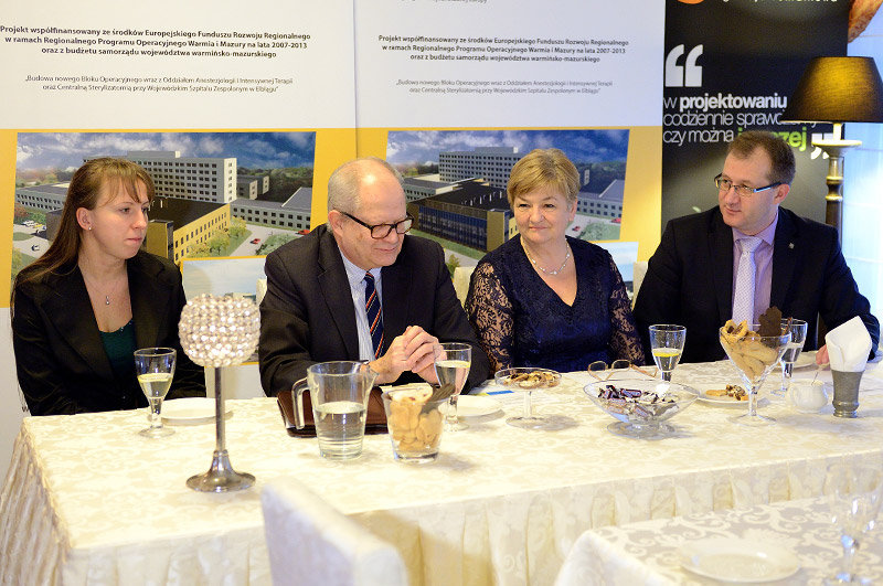 Elbląg, Z finału inwestycji cieszą się wszyscy, którzy nad nią czuwali m.in. (od lewej): Anna Maksymowicz, Konrad Piechowiak, Elżbieta Gelert, Marek Pietruszka Elbląg, Z finału inwestycji cieszą się wszyscy, którzy nad nią czuwali m.in. (od lewej): Anna Maksymowicz, Konrad Piechowiak, Elżbieta Gelert, Marek Pietruszka