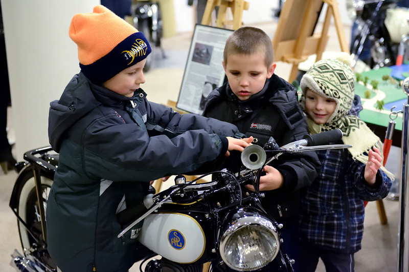 Elbląg, Młodzi byli zachwyceni zabytkowymi motocyklami Elbląg, Młodzi byli zachwyceni zabytkowymi motocyklami