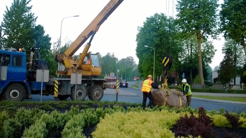 Elbląg, Wielki głaz teraz na rondzie