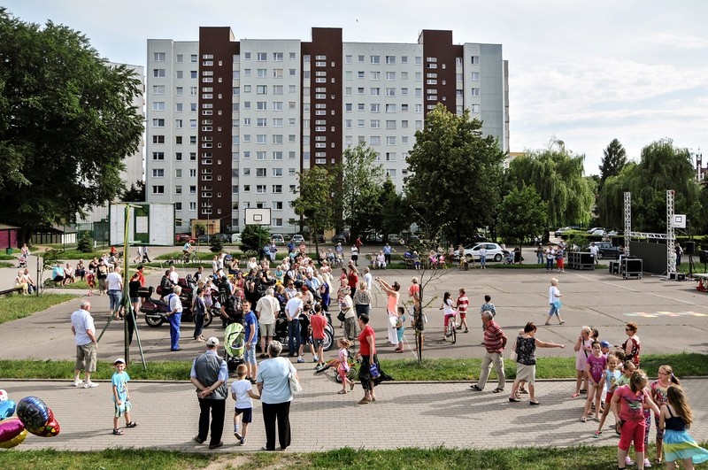 Elbląg, Mieszkańcy schodzili się zaciekawieni propozycją rozrywkową Elbląg, Mieszkańcy schodzili się zaciekawieni propozycją rozrywkową