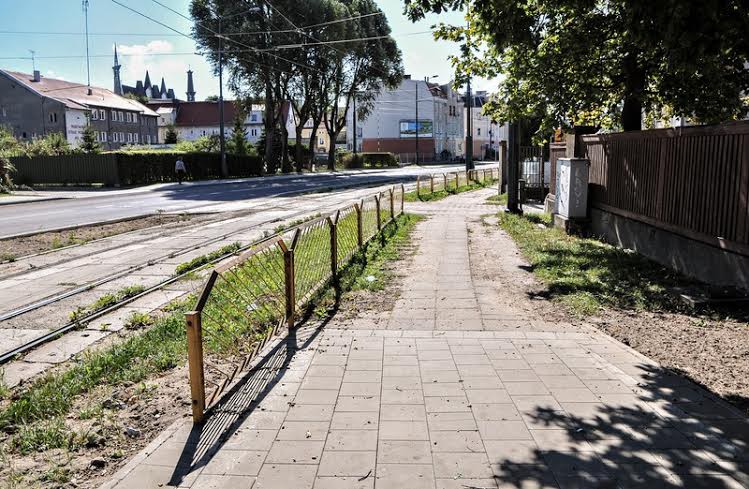 Elbląg, ...a tak nowe płytki chodnika na przystanku tramwajowym