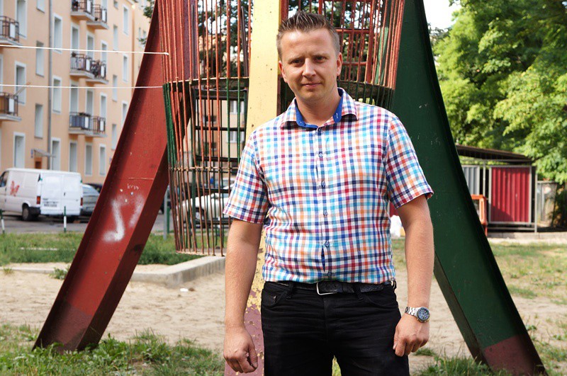 Elbląg, Pan Michał mieszka tutaj od niedawna, ma nadzieję, że wkrótce plac z rakietą się zmieni Elbląg, Pan Michał mieszka tutaj od niedawna, ma nadzieję, że wkrótce plac z rakietą się zmieni