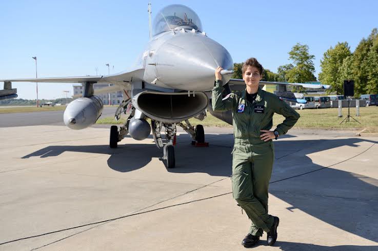 Elbląg, ppor. pilot Katarzyna Tomiak przed F-16, samolotem Królewskich Holenderskich Sił Powietrznych