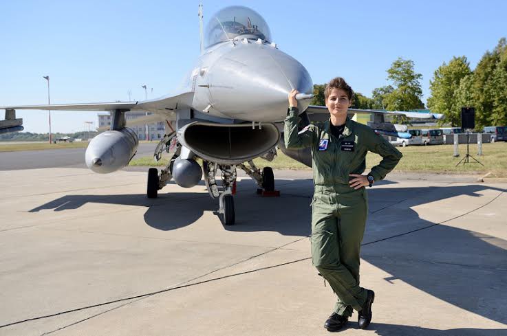 Elbląg, ppor. pilot Katarzyna Tomiak przed F-16, samolotem Królewskich Holenderskich Sił Powietrznych Elbląg, ppor. pilot Katarzyna Tomiak przed F-16, samolotem Królewskich Holenderskich Sił Powietrznych