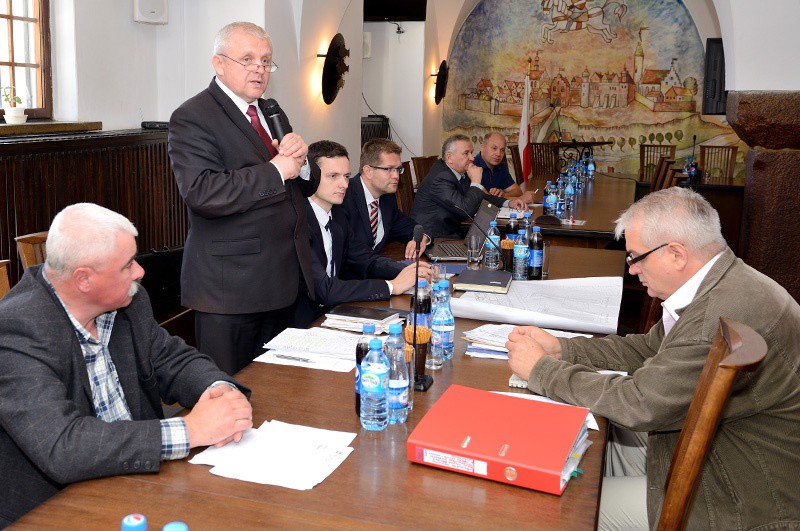 Elbląg, Spotkanie prowadził burmistrz Pasłęka (z mikrofonem). Po jego lewej stronie siedzą przedstawiciele firmy Wipasz