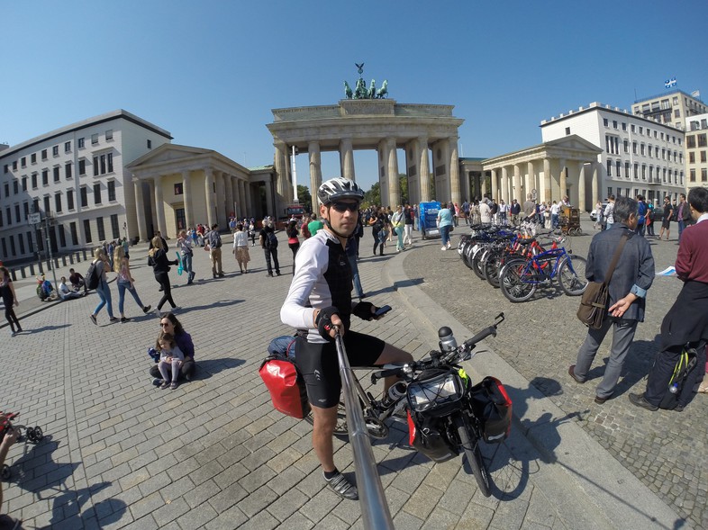 Elbląg, Elbląski strażak w podróży. Tu w Berlinie (arch. prywatne) Elbląg, Elbląski strażak w podróży. Tu w Berlinie (arch. prywatne)