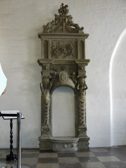 Elbląg, Kominek Moru wewnątrz dawnego Pałacu Ślubów