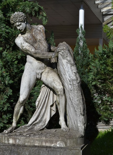Elbląg, Pomnik Tezeusza