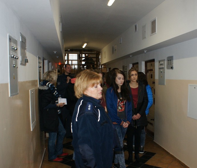 Elbląg, Uczniowie zwiedzali Areszt Śledczy pomieszczenie po pomieszczeniu