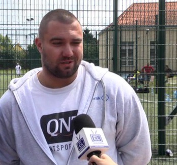 Elbląg, Krzysztof Wojterski opiekuje się Orlikiem przy SP 14 na elbląskim Zatorzu Elbląg, Krzysztof Wojterski opiekuje się Orlikiem przy SP 14 na elbląskim Zatorzu