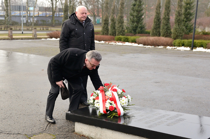 Elbląg, Kwiaty pod pomnikiem żołnierzy Armii Czerwonej złożył dziś wiceprezydent Elbląga Janusz Nowak Elbląg, Kwiaty pod pomnikiem żołnierzy Armii Czerwonej złożył dziś wiceprezydent Elbląga Janusz Nowak