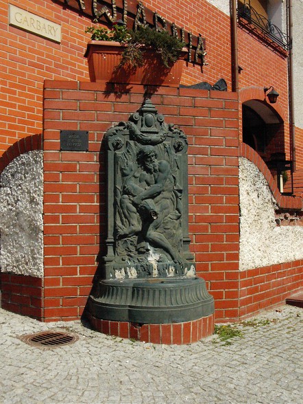 Elbląg, Płaskorzeźba z fontanną na rogu Starego Rynku i Garbary