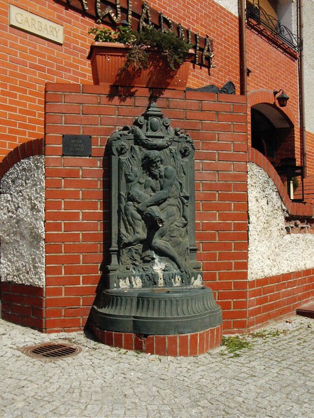 Elbląg, Płaskorzeźba z fontanną na rogu Starego Rynku i Garbary Elbląg, Płaskorzeźba z fontanną na rogu Starego Rynku i Garbary