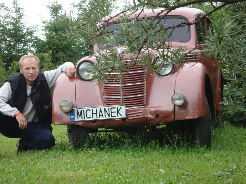 Elbląg, Michał Mroczkowski i jego "ozdobny" Moskwicz 400 Elbląg, Michał Mroczkowski i jego "ozdobny" Moskwicz 400