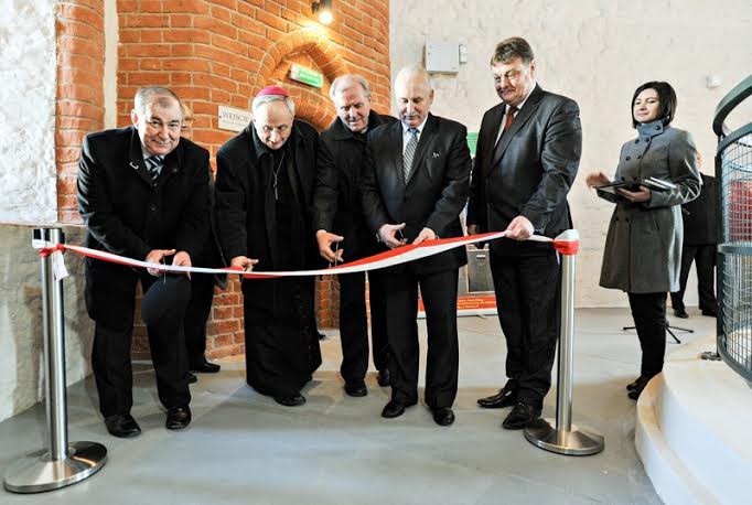 Elbląg, Od lewej: Jerzy Wilk, były prezydent miasta, bp Jacek Jezierski, ks. Stanisław Błaszkowski, Gustaw Brzezin, marszałek województwa, Witold Wróblewski, prezydent miasta