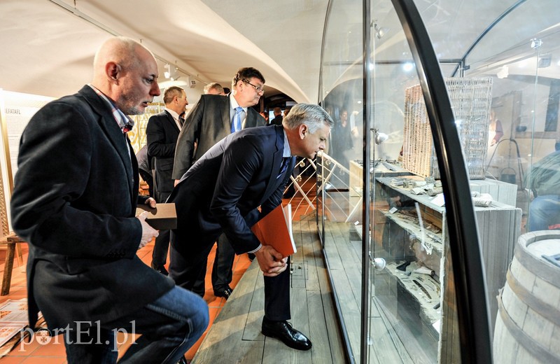 Elbląg, Dr Marek Jagodziński opowieściami o Wikingach zainteresował wiceministra kultury Piotra Żuchowskiego i Witolda Wróblewskiego, prezydenta Elbląga Elbląg, Dr Marek Jagodziński opowieściami o Wikingach zainteresował wiceministra kultury Piotra Żuchowskiego i Witolda Wróblewskiego, prezydenta Elbląga