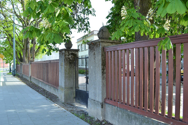 Elbląg, Ogrodzenie i pozostałość dawnej bramy wejściowej do obecnego Urzędu Gminy