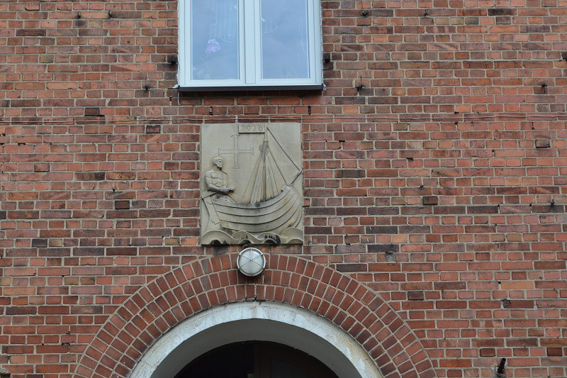 Elbląg, Płaskorzeźba na budynku przy "Bryzie", siedziba Związku Gmin Nadzalewowych i Zarząd Portu w Elblągu
