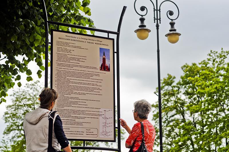 Elbląg, Regulamin dotyczący wspinania się na taras widokowy można znaleźć przed katedrą