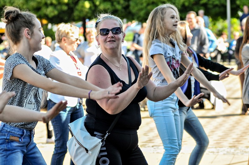 Elbląg, Tańczyli i duzi, i mali