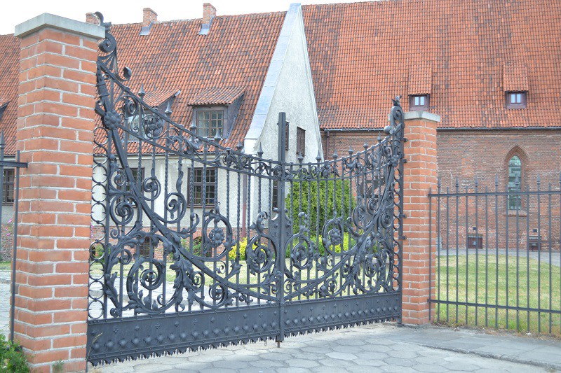 Elbląg, Brama z parku została przeniesiona do Biblioteki Elbląskiej