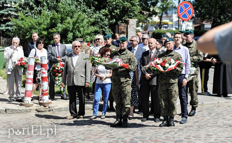 Elbląg, Delegacje złożyły dziś kwiaty przed obeliskiem