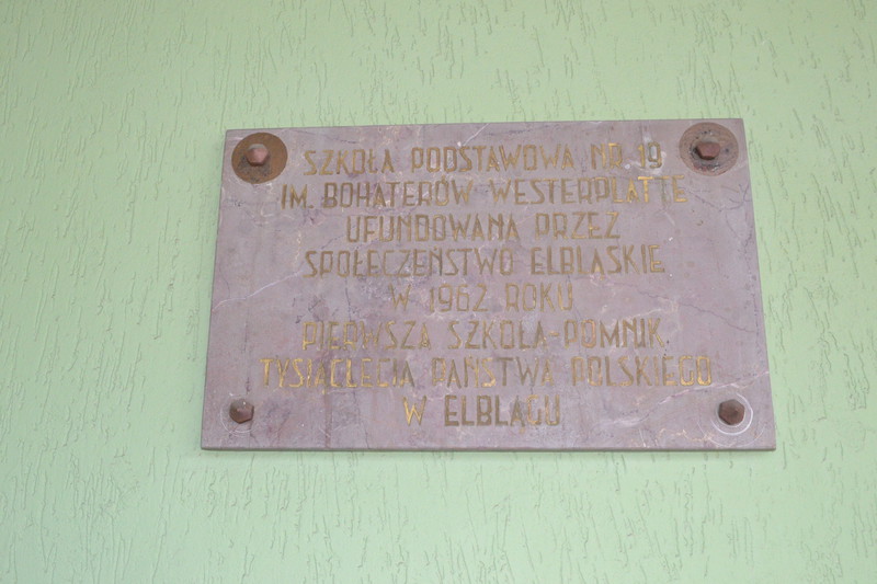 Elbląg, Tablica pamiątkowa związana z nadaniem SP nr 19 imienia Bohaterów Westerplatte