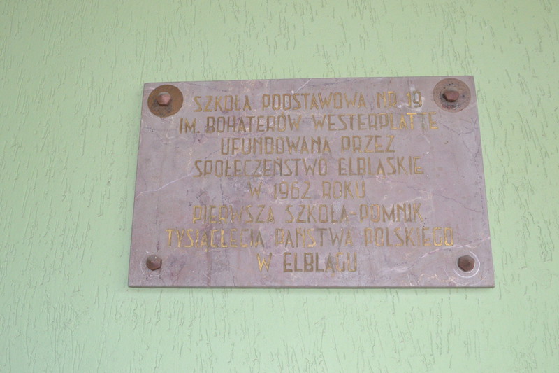 Elbląg, Tablica pamiątkowa związana z nadaniem SP nr 19 imienia Bohaterów Westerplatte Elbląg, Tablica pamiątkowa związana z nadaniem SP nr 19 imienia Bohaterów Westerplatte