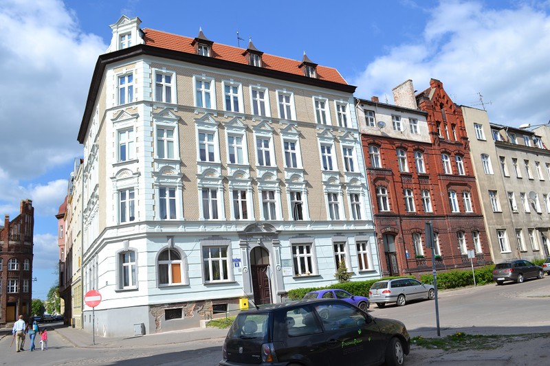 Elbląg, Widok na ul. Kręgielną, na rogu odnowiona ostanio kamieniczka Elbląg, Widok na ul. Kręgielną, na rogu odnowiona ostanio kamieniczka