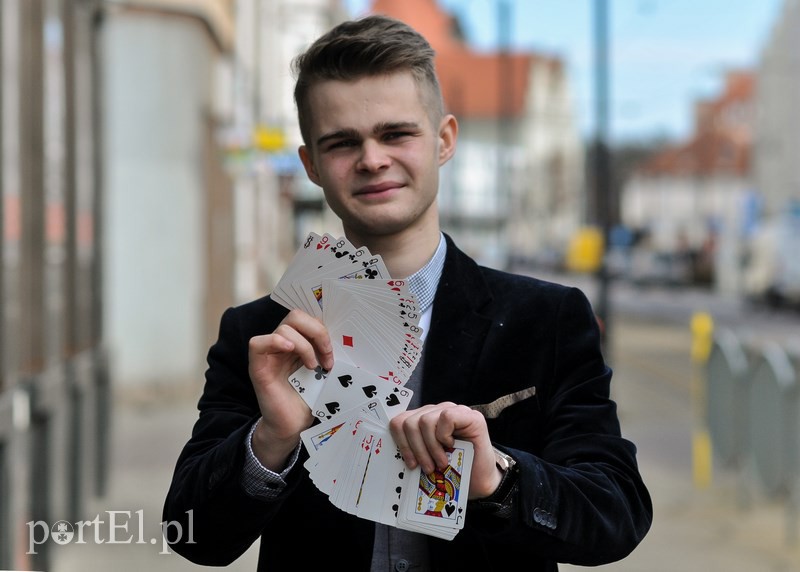 Elbląg, Krzysztof Skrobotun czaruje kartami ładne dziewczyny