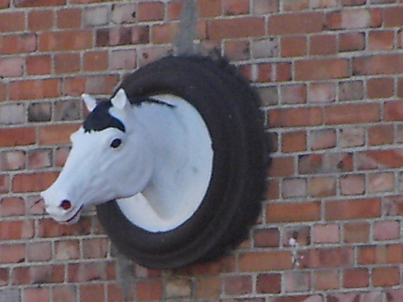 Elbląg, Łeb konia na szczycie budynku przy ul.  Grochowskiej
