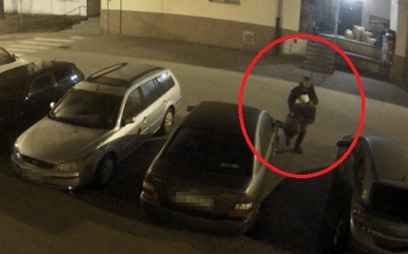 Elbląg, Nagrały go kamery, jak włamywał się do golfa Elbląg, Nagrały go kamery, jak włamywał się do golfa