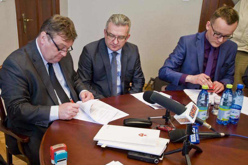 Elbląg, Witold Wróblewski, prezydent miasta, w asyście wiceprezydenta Nowaka podpisał dziś (6 maja) umowy z wykonawcami