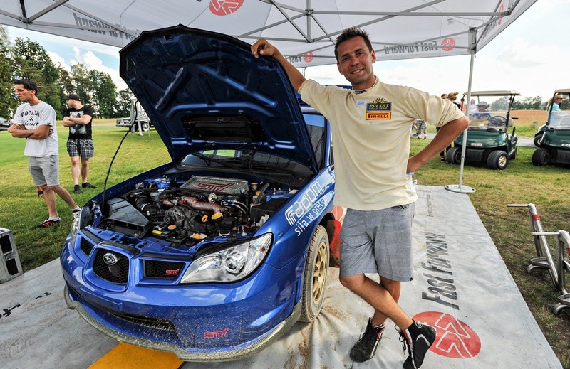 Elbląg, Szymon Ruta przy swoim subaru impreza Elbląg, Szymon Ruta przy swoim subaru impreza