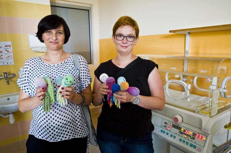 Elbląg, Iwona Barańska (po prawej i Edyta Solecka szyją maluchom te szpitalne maskotki