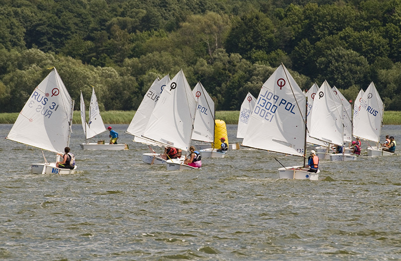 Elbląg, Młodzi wodniacy ścigają się na łódkach klasy optimist i laser.