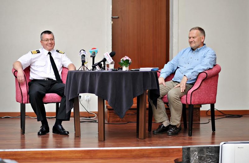 Elbląg, Od lewej: kpt. ż. ś. Janusz Miszewski oraz Jerzy Rejchert, dyrektor hotelu