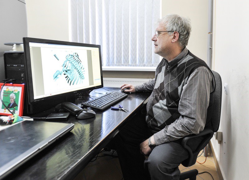 Elbląg, Naukowiec z PWSZ przy pracy. Na monitorze widać model 3D klatki piersiowej małego dziecka Elbląg, Naukowiec z PWSZ przy pracy. Na monitorze widać model 3D klatki piersiowej małego dziecka