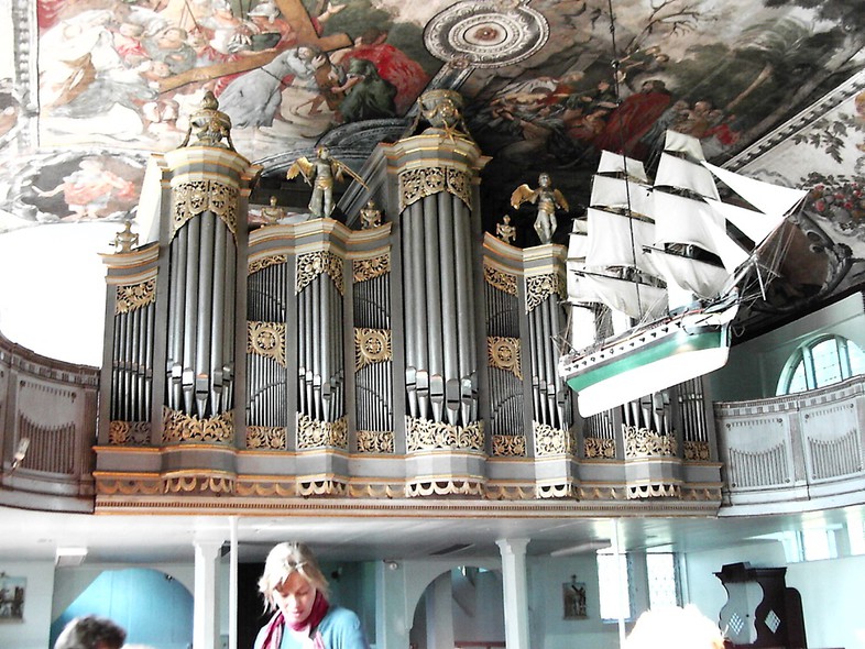 Elbląg, Wnętrze kościoła: organy, model statku i fragment obrazu na suficie