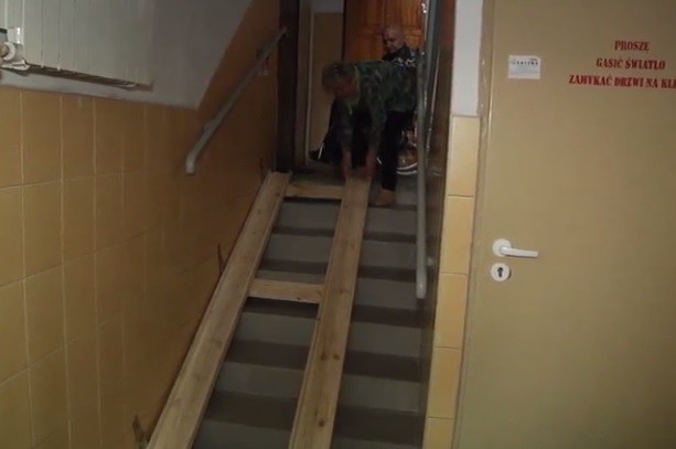 Elbląg, Pan Tadeusz zamontował przy schodach specjalną platformę