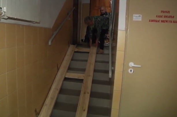 Elbląg, Pan Tadeusz zamontował przy schodach specjalną platformę Elbląg, Pan Tadeusz zamontował przy schodach specjalną platformę