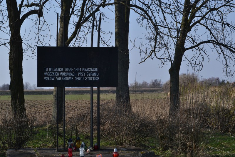 Elbląg, Tablica przypominająca o pracy więźniów Stutthofu przy kopaniu wałów Elbląg, Tablica przypominająca o pracy więźniów Stutthofu przy kopaniu wałów