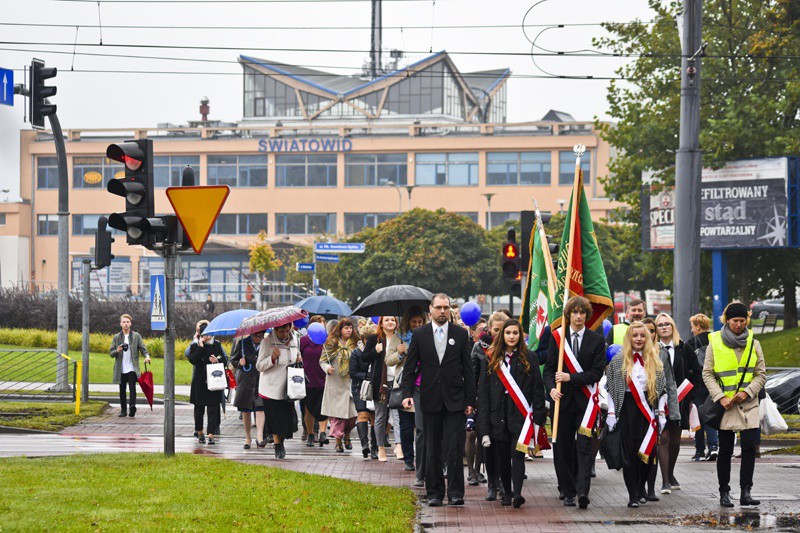 Elbląg, Uczestnicy uroczystości jubileuszowych w przemarszu do szkoły Elbląg, Uczestnicy uroczystości jubileuszowych w przemarszu do szkoły