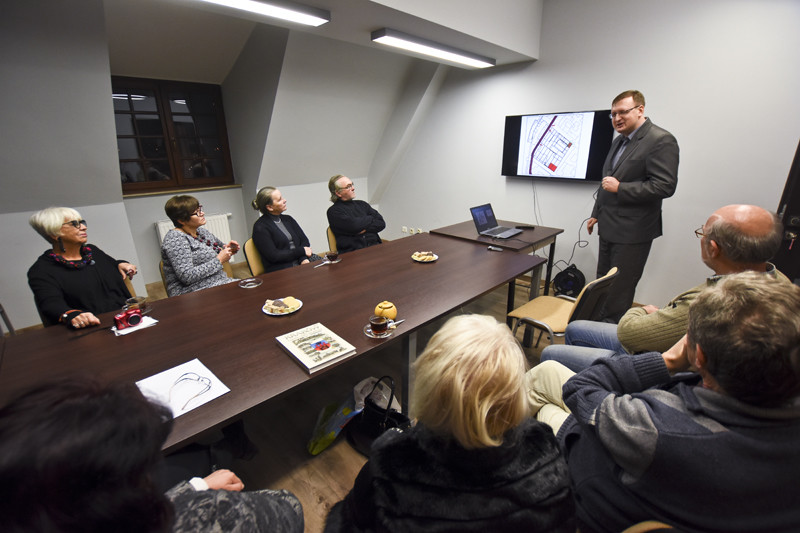 Elbląg, Uczestnicy spotkania w Kawiarence Clio z zainteresowanie słuchali o odkryciach krakowskich archeologów Elbląg, Uczestnicy spotkania w Kawiarence Clio z zainteresowanie słuchali o odkryciach krakowskich archeologów